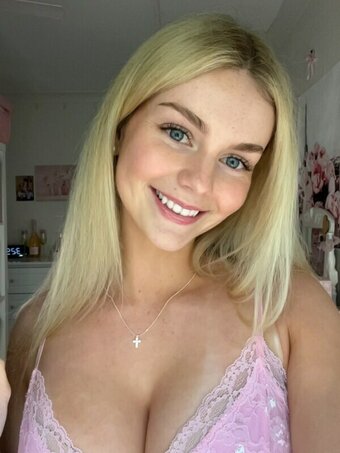 Emi Howard / emidaisey / emihoward07 / emispam667 Nude Leaks Photo 4