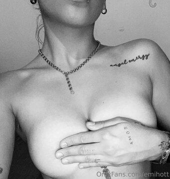 emihott Nude Leaks Photo 2