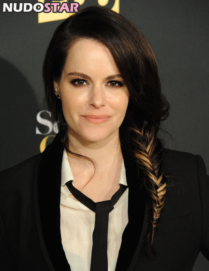 Emily Hampshire / emilyhampshire Nude Leaks Photo 1 - NudoStar