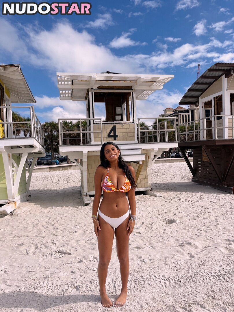 Emily Santtt's body a work of art of curves