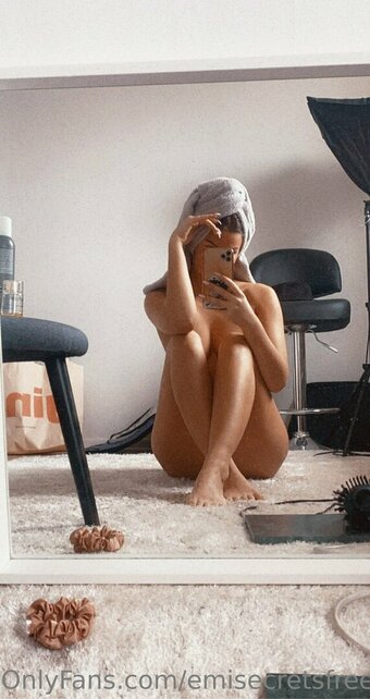 emisecretsfree Nude Leaks Photo 2