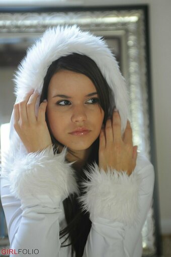 Emma Eskimo Nude Leaks Photo 11