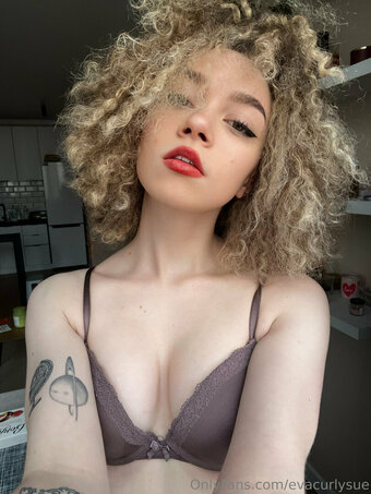 evacurlysue / evacurli Nude Leaks OnlyFans Photo 1