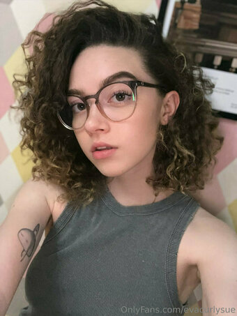 evacurlysue / evacurli Nude Leaks OnlyFans Photo 5