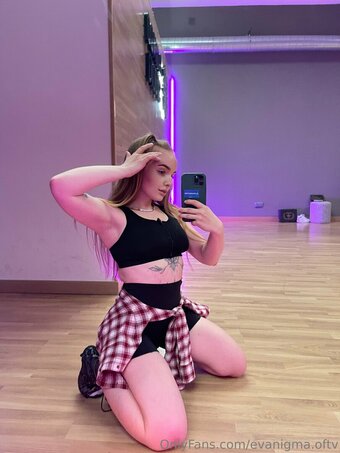 evanigma.oftv Nude Leaks Photo 15