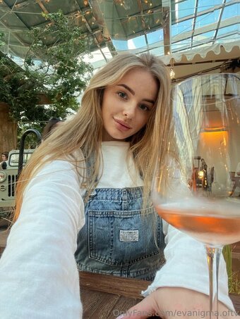 evanigma.oftv Nude Leaks Photo 17