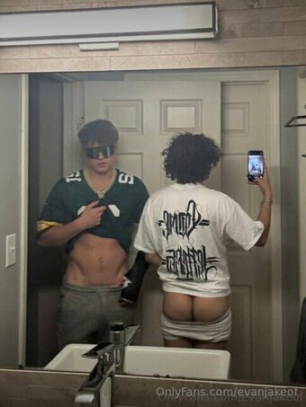 evanjakeof Nude Leaks Photo 1