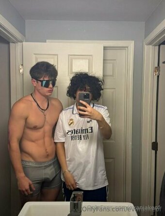 evanjakeof Nude Leaks Photo 2