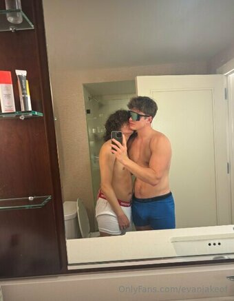 evanjakeof Nude Leaks Photo 4