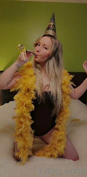 everlymoon Nude Leaks Photo 17