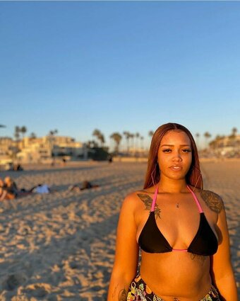 exactly.e / essencecassh Nude Leaks Photo 5