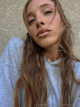 extremely_cute Nude Leaks Photo 16