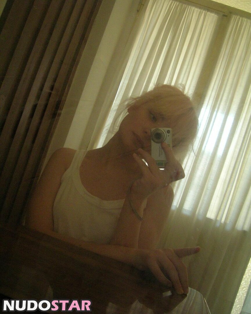 F4micom  F4mi Nude Leaks Photo 2 - NudoStar