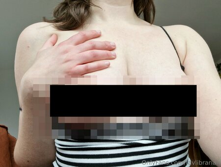 favlibrarian Nude Leaks Photo 10