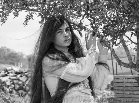 featuringcreature Nude Leaks Photo 9