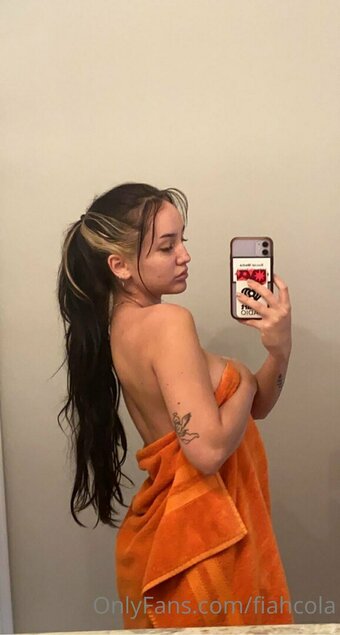 Fiahcola / Sofia Cola Nude Leaks Photo 14