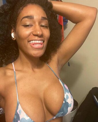 finetracks / comedian Alicia Chanél Nude Leaks Photo 9