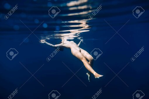flotando Nude Leaks Photo 2