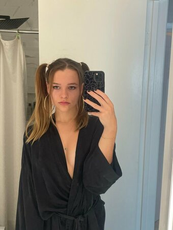 Flowwithsky / feenique / skyflowartist Nude Leaks OnlyFans Photo 72