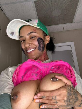 freakazoidd / foreignasian / freakazoida / presidentialrose / presidentrosee Nude Leaks OnlyFans Photo 10
