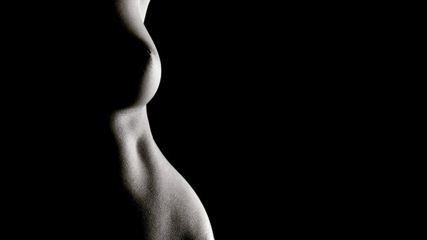 Gray Scale Nude Leaks Photo 2