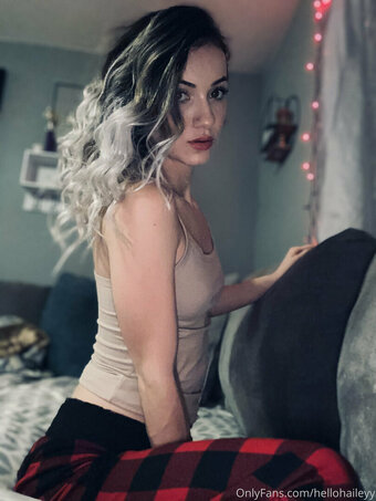 hellohaileyy Nude Leaks Photo 1