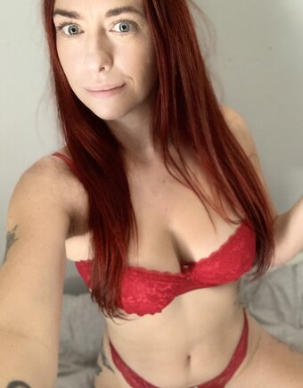 hellomissred / Carly Ashton Nude Leaks OnlyFans Photo 5