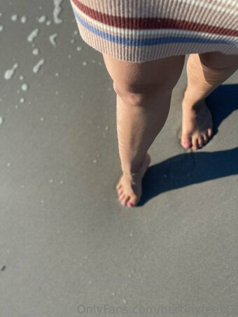 hertinyfeets2 Nude Leaks Photo 6