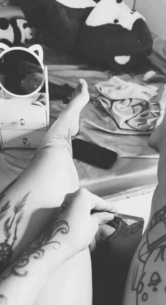 htt98543 Nude Leaks Photo 2