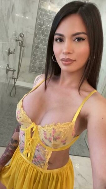 imlevitating88 / Janine / ivoree / ivorreee Nude Leaks OnlyFans Photo 5