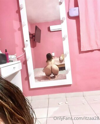 itzaa28 / weareitza Nude Leaks OnlyFans Photo 28