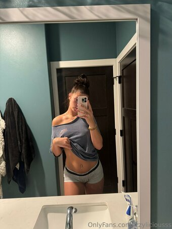 izzyliciousss Nude Leaks Photo 2