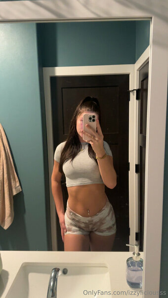 izzyliciousss Nude Leaks Photo 4