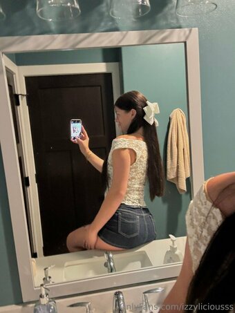 izzyliciousss Nude Leaks Photo 7