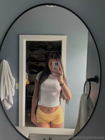 izzyliciousss Nude Leaks Photo 11