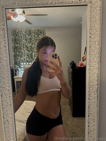 izzyliciousss Nude Leaks Photo 15