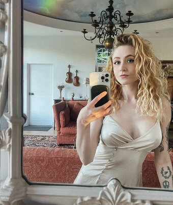 Janet Devlin Nude Leaks Photo 2