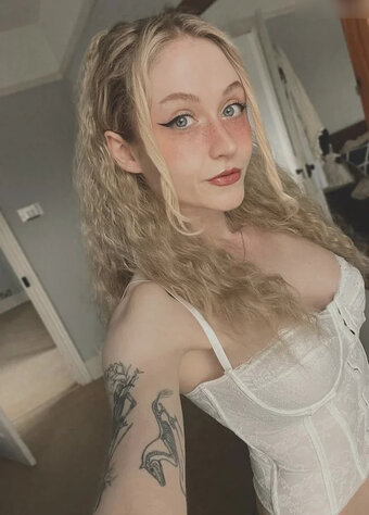 Janet Devlin Nude Leaks Photo 3