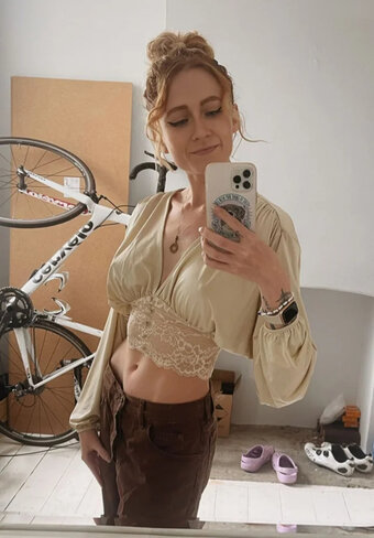 Janet Devlin Nude Leaks Photo 9