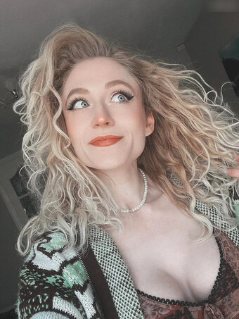 Janet Devlin Nude Leaks Photo 12