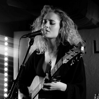 janetdevlin Nude Leaks Photo 1