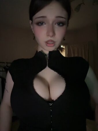 karlychaa Nude Leaks Photo 1