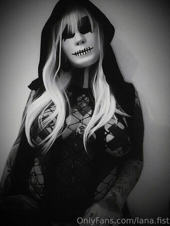 lana.fist Nude Leaks Photo 4