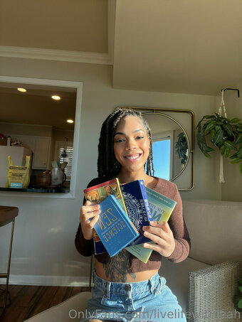 leahsade Nude Leaks Photo 5