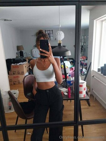 leilaswe Nude Leaks Photo 4