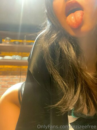 lezizeefree Nude Leaks Photo 17