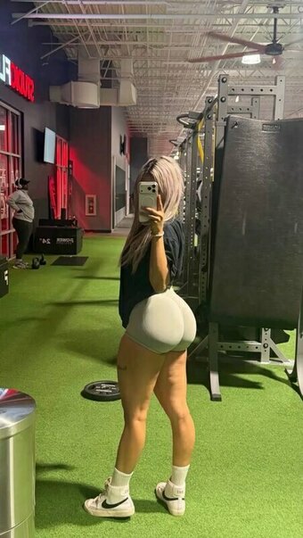 linnddaa21 / Rozzy Gomez / Rozzy.21 Nude Leaks Photo 6