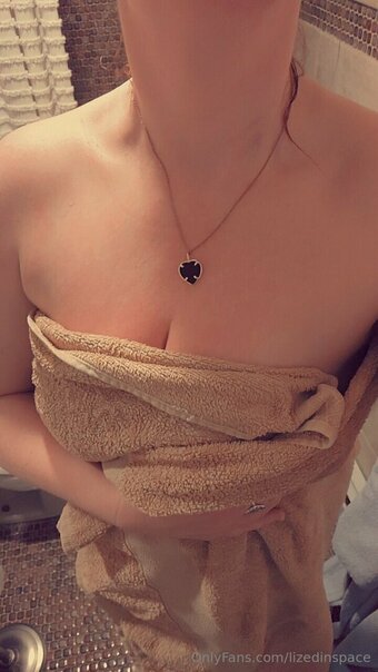 lizedinspace Nude Leaks Photo 4