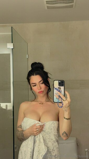 luchiexclusive Nude Leaks Photo 21