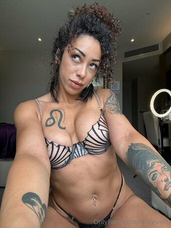 Lucy Evers / myfirstperiodpodcast Nude Leaks Photo 9